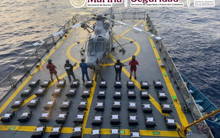 Semar y Guardia Costera de EU aseguran 1.2 toneladas de cocaina en costas de Oaxaca