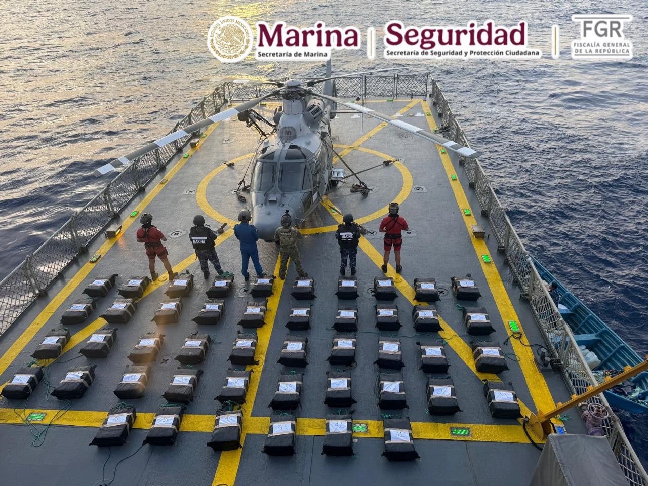 Semar y Guardia Costera de EU aseguran 1.2 toneladas de cocaina en costas de Oaxaca