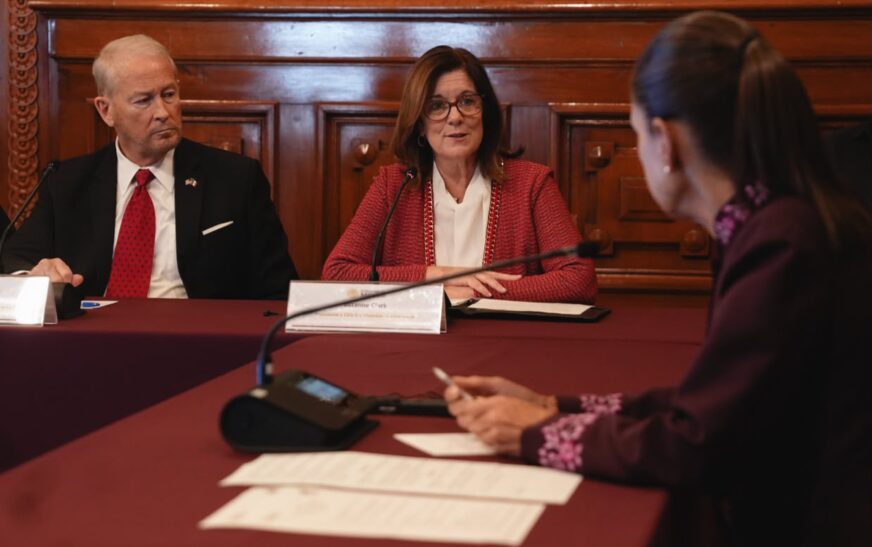 Sheinbaum recibe a Ronald Johnson en Palacio Nacional