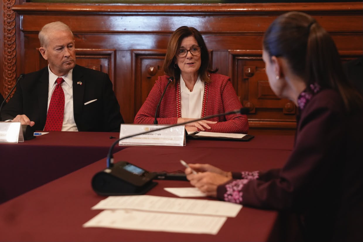 Sheinbaum recibe a Ronald Johnson en Palacio Nacional